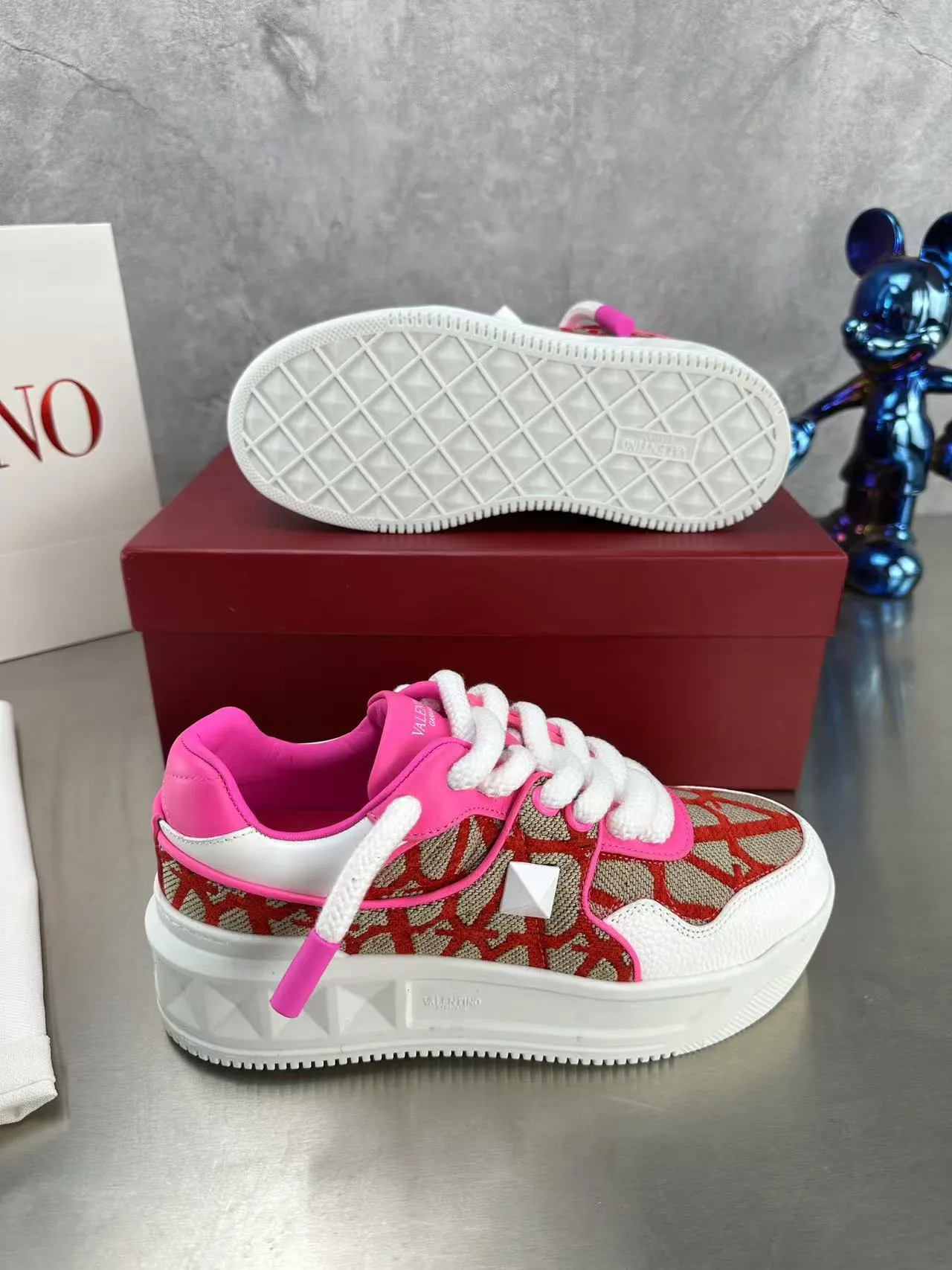 👟👟Ex-factory price 640👟👟 🔺Valentino🔺Valentino new casual shoes 2023 latest model hot style for catwalk couples, thick shoelaces, the same style as Elsa Hosk, Zhang Yixing, Guan Xiaotong and many other stars 🔥 Top version + lasting process, full oil edge on the upper. Fabric: Customized cowhide + cowhide lining with breathable mesh. Outsole: original molded TPU thickened outsole. Size for women is 35-40. Men’s size is 39-45.